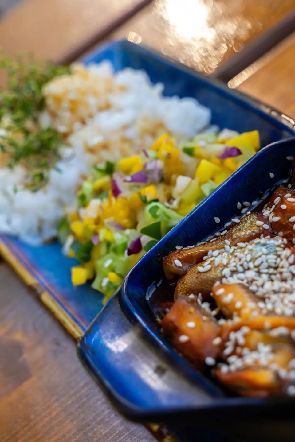 Pieczony filet z pstrąga na ostro z ryżem i salsą mango